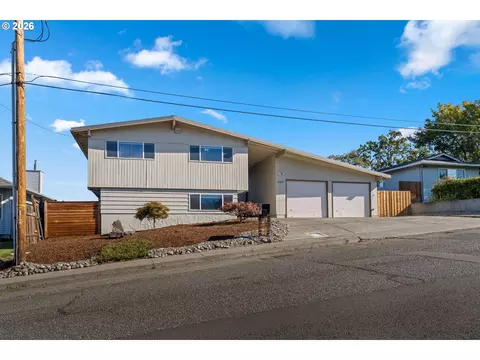Exterior - 907 E 18th St, The Dalles, OR 97058 photo 4 of 6