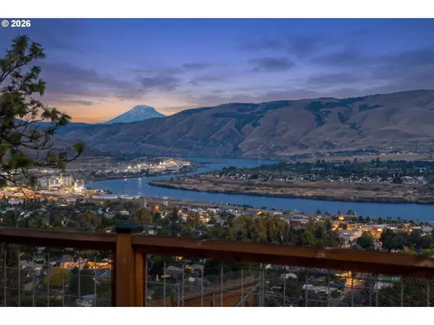 View/Area - 907 E 18th St, The Dalles, OR 97058 photo 1 of 13