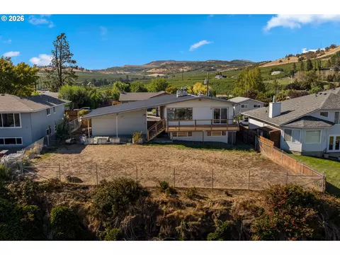 View/Area - 907 E 18th St, The Dalles, OR 97058 photo 11 of 13