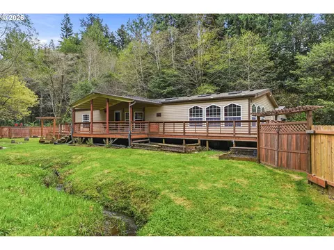 925 E 3rd St, Coquille, OR 97423