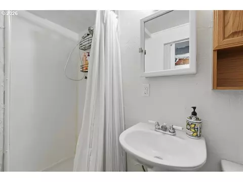Bath - 731 NW Hill St, Camas, WA 98607 photo 2 of 2