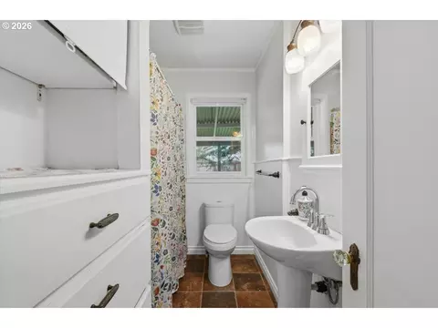 Bath - 731 NW Hill St, Camas, WA 98607 photo 1 of 2