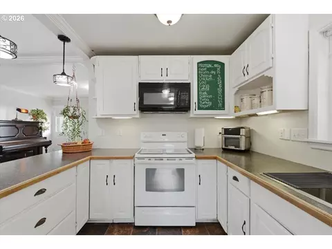 Kitchen - 731 NW Hill St, Camas, WA 98607 photo 2 of 3