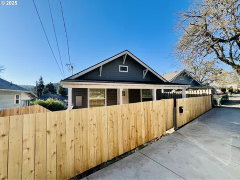 1514 SE Main St, Roseburg, OR 97470