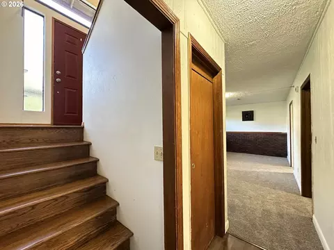 Entry Way - 36350 Dubarko Rd, Sandy, OR 97055 photo 2 of 3