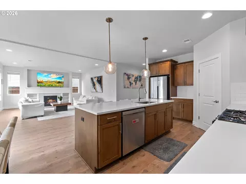 Kitchen - 652 SW 49th Dr, Gresham, OR 97080 photo 4 of 6
