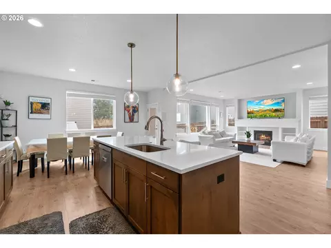 Kitchen - 652 SW 49th Dr, Gresham, OR 97080 photo 5 of 6