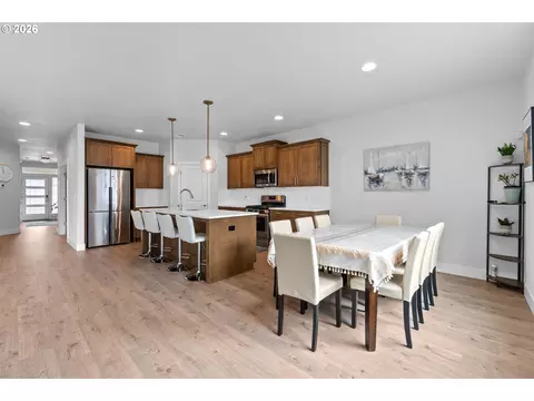 Dining - 652 SW 49th Dr, Gresham, OR 97080 photo 2 of 3