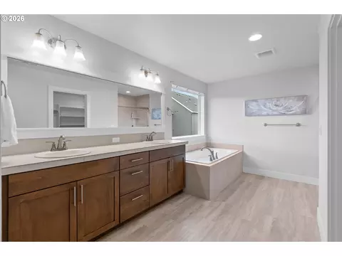 Bath - 652 SW 49th Dr, Gresham, OR 97080 photo 3 of 5