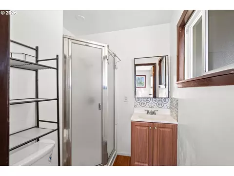 Bath - 710 E View Dr, Hermiston, OR 97838 photo 1 of 2