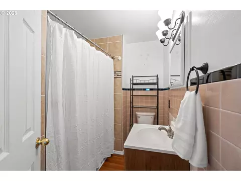 Bath - 710 E View Dr, Hermiston, OR 97838 photo 2 of 2