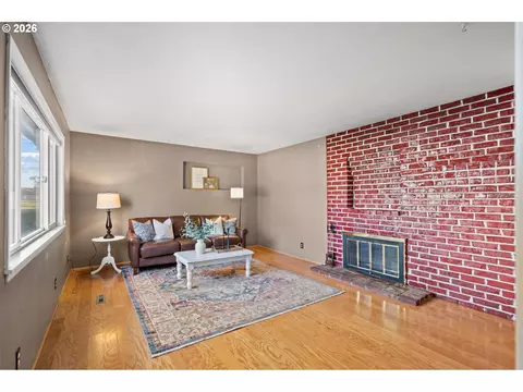 Living - 710 E View Dr, Hermiston, OR 97838 photo 3 of 3