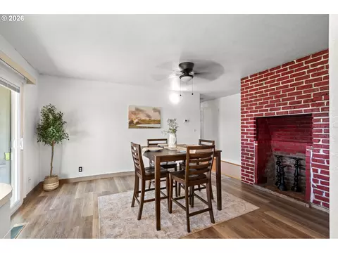 Dining - 710 E View Dr, Hermiston, OR 97838 photo 3 of 3
