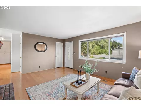 Living - 710 E View Dr, Hermiston, OR 97838 photo 1 of 3
