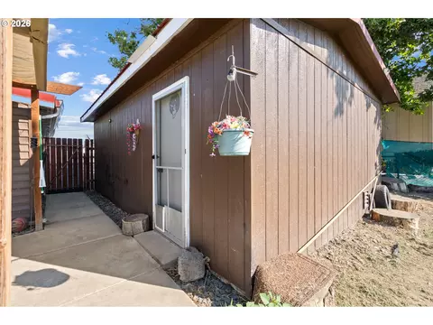 Exterior - 710 E View Dr, Hermiston, OR 97838 photo 7 of 8