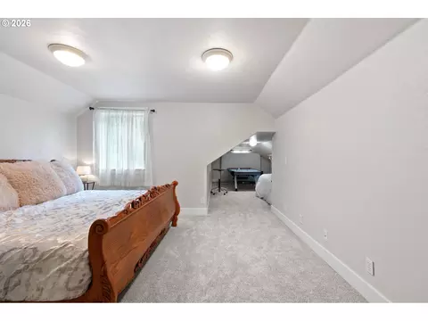 Bedroom - 3147 Tanner Park Dr, Eugene, OR 97405 photo 7 of 9