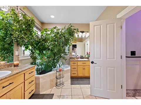 Bath - 3147 Tanner Park Dr, Eugene, OR 97405 photo 2 of 7