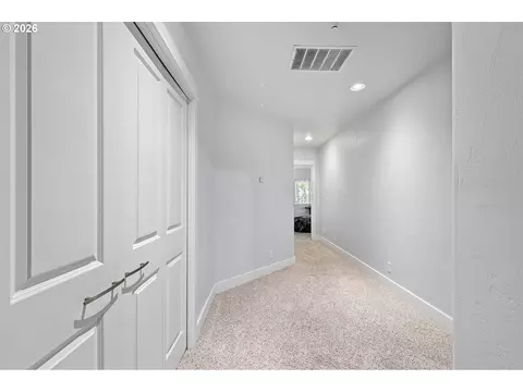 Entry Way - 3147 Tanner Park Dr, Eugene, OR 97405 photo 5 of 6