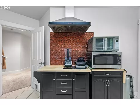 Kitchen - 3147 Tanner Park Dr, Eugene, OR 97405 photo 6 of 6