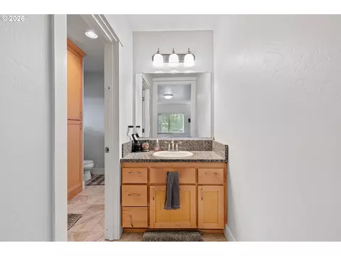 Bath - 3147 Tanner Park Dr, Eugene, OR 97405 photo 6 of 7