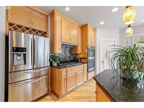 Kitchen - 3147 Tanner Park Dr, Eugene, OR 97405 photo 4 of 6