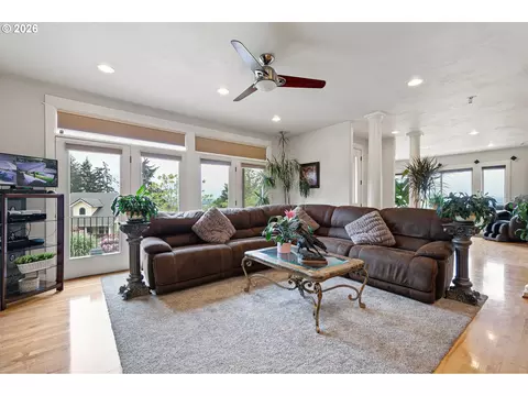Living - 3147 Tanner Park Dr, Eugene, OR 97405 photo 1 of 2