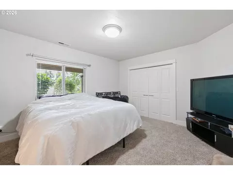 Bedroom - 3147 Tanner Park Dr, Eugene, OR 97405 photo 6 of 9