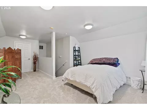 Bedroom - 3147 Tanner Park Dr, Eugene, OR 97405 photo 5 of 9