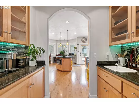 Kitchen - 3147 Tanner Park Dr, Eugene, OR 97405 photo 5 of 6