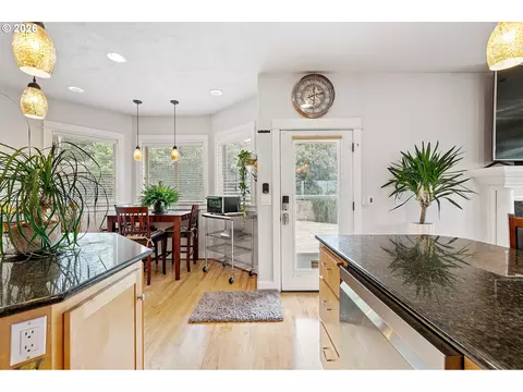Entry Way - 3147 Tanner Park Dr, Eugene, OR 97405 photo 3 of 6
