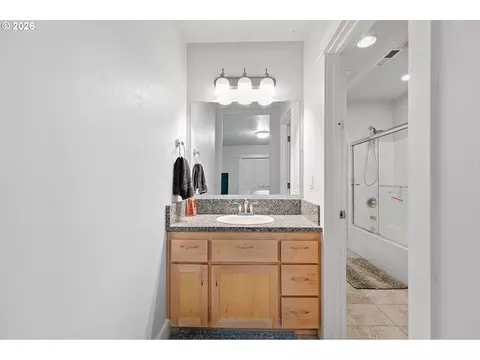 Bath - 3147 Tanner Park Dr, Eugene, OR 97405 photo 1 of 7