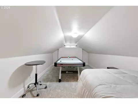Bedroom - 3147 Tanner Park Dr, Eugene, OR 97405 photo 8 of 9