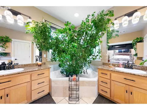 Bath - 3147 Tanner Park Dr, Eugene, OR 97405 photo 3 of 7