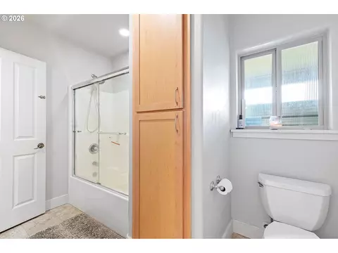 Bath - 3147 Tanner Park Dr, Eugene, OR 97405 photo 5 of 7