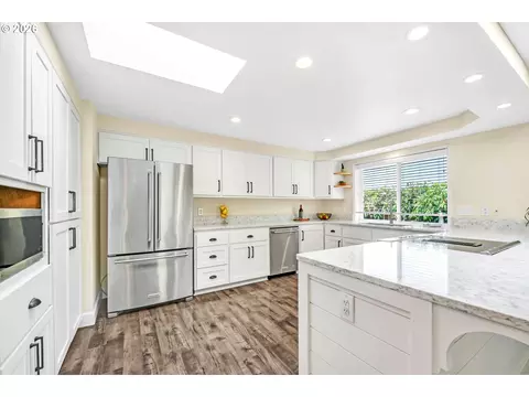 Kitchen - 1121 Lorella Ave, Eugene, OR 97401 photo 3 of 8