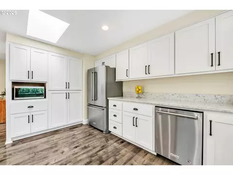 Kitchen - 1121 Lorella Ave, Eugene, OR 97401 photo 7 of 8