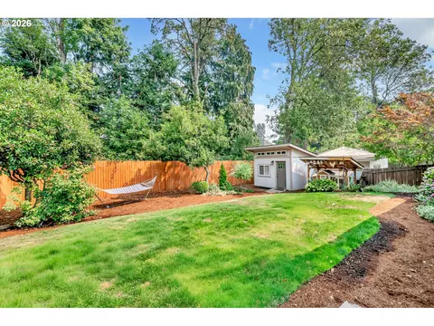 Exterior - 1121 Lorella Ave, Eugene, OR 97401 photo 8 of 12