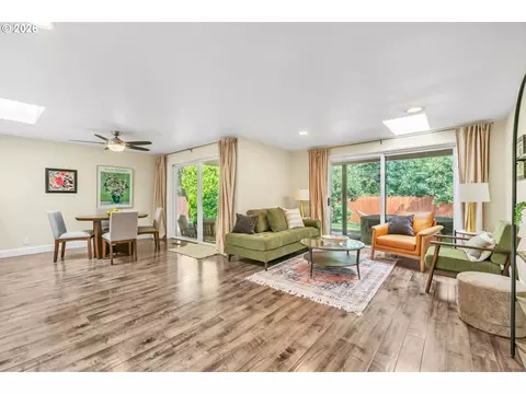 Living - 1121 Lorella Ave, Eugene, OR 97401 photo 3 of 5