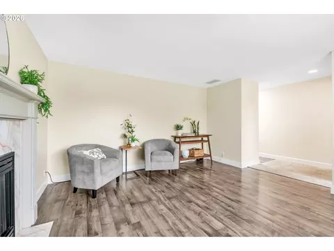 Living - 1121 Lorella Ave, Eugene, OR 97401 photo 1 of 5