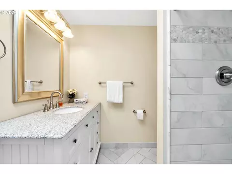 Bath - 1121 Lorella Ave, Eugene, OR 97401 photo 1 of 5