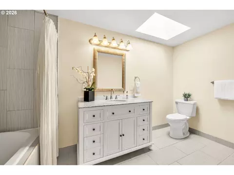 Bath - 1121 Lorella Ave, Eugene, OR 97401 photo 3 of 5