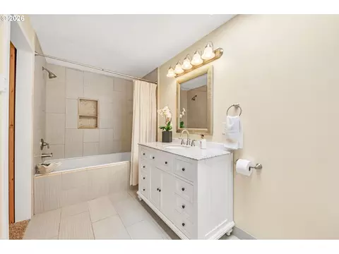 Bath - 1121 Lorella Ave, Eugene, OR 97401 photo 4 of 5
