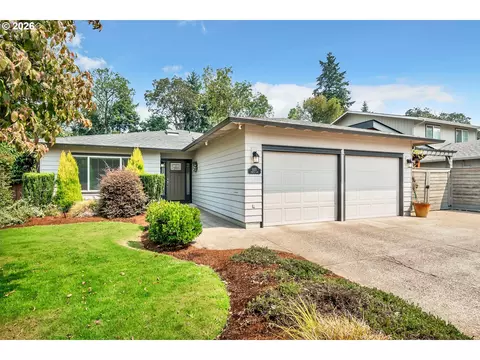 Exterior - 1121 Lorella Ave, Eugene, OR 97401 photo 2 of 12