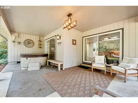 Exterior - 1121 Lorella Ave, Eugene, OR 97401 photo 5 of 12