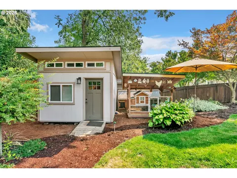Exterior - 1121 Lorella Ave, Eugene, OR 97401 photo 10 of 12