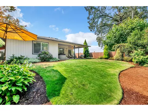 Exterior - 1121 Lorella Ave, Eugene, OR 97401 photo 7 of 12