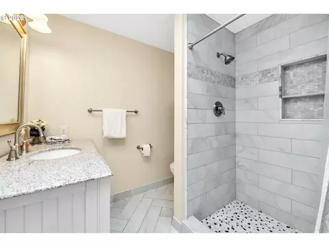 Bath - 1121 Lorella Ave, Eugene, OR 97401 photo 2 of 5