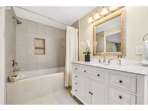 Bath - 1121 Lorella Ave, Eugene, OR 97401 photo 5 of 5