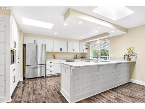 Kitchen - 1121 Lorella Ave, Eugene, OR 97401 photo 2 of 8