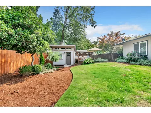 Exterior - 1121 Lorella Ave, Eugene, OR 97401 photo 9 of 12
